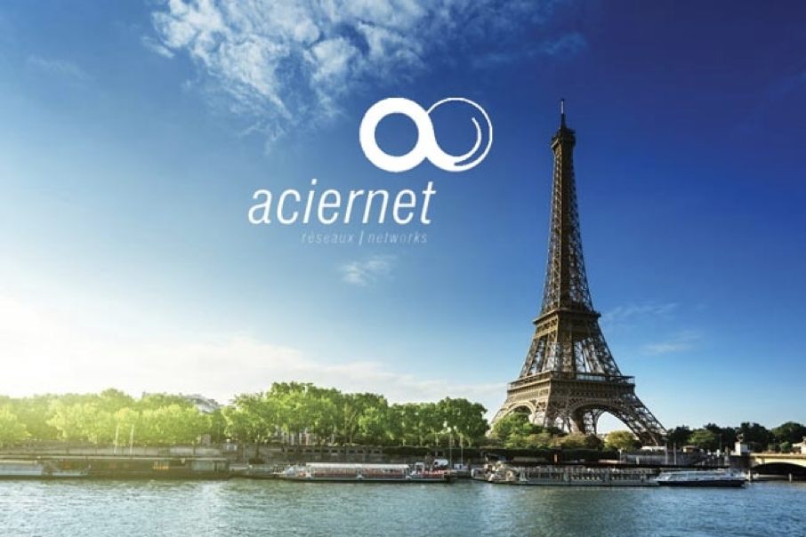 Logo d'aciernet par dessus la seine avec la tour Eiffel en arrière plan
